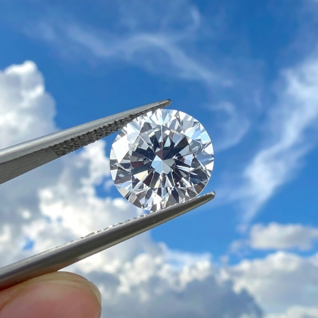 Round brilliant diamond with VS2 clarity and G color grade – HRD certified.